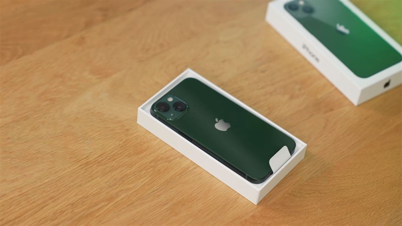 Mở hộp và trên tay iPhone 13 Xanh lá